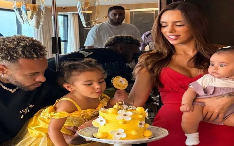 neymar co may con chuyen gia dinh va cuoc song ngoai san co