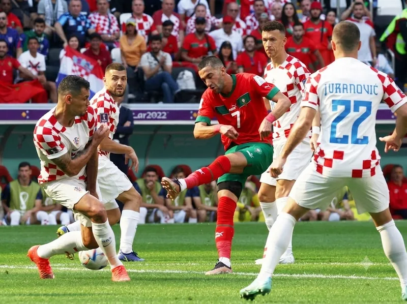 Ziyech nổi bật với khả năng chuyền bóng và dứt điểm bằng chân trái.