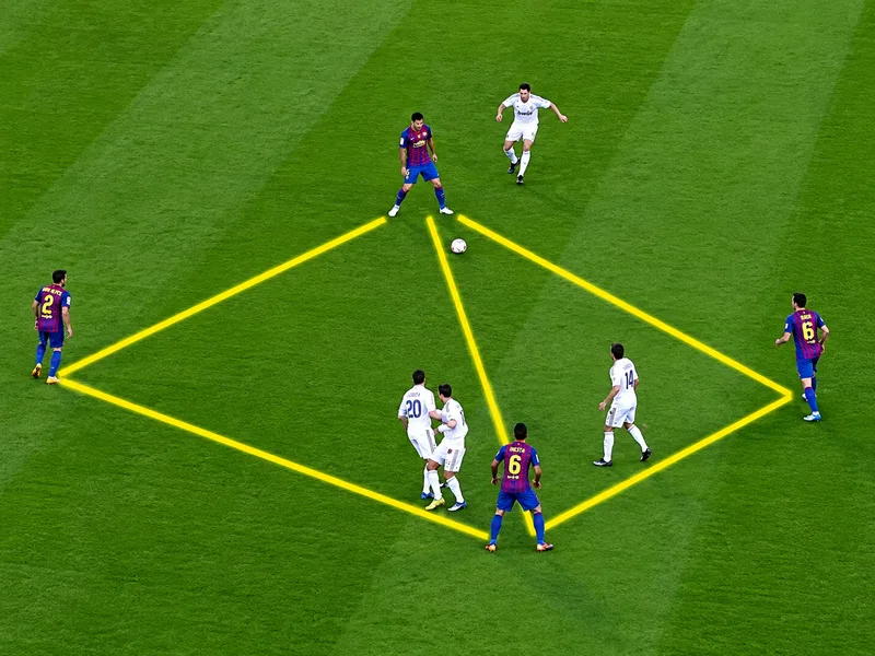 Tiki taka dựa trên chuyền ngắn, di chuyển và pressing liên tục